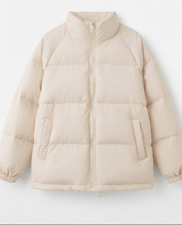 Damen kurze glänzende boxy Pufferjacke mit hohem Stehkragen und voluminösen Ärmeln
