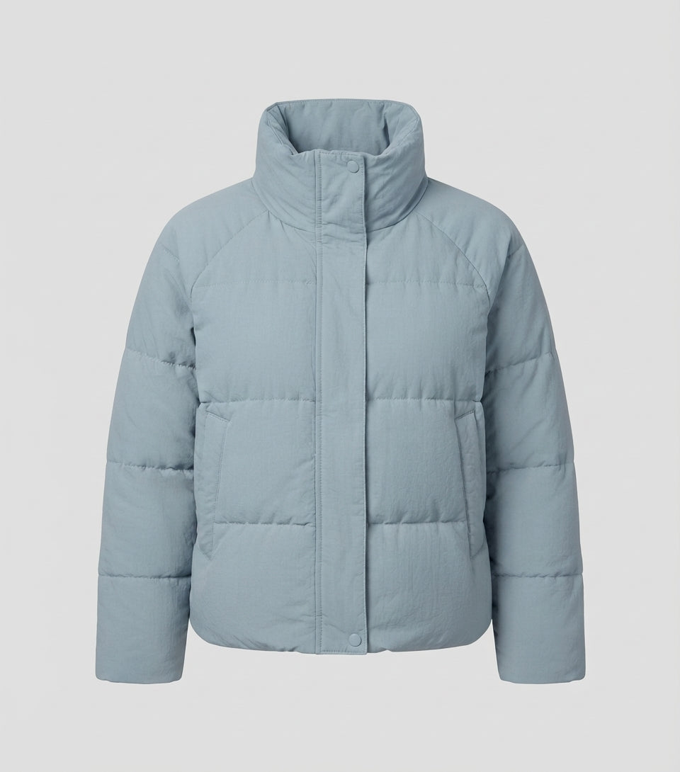 Damen kurze Cloud Pufferjacke im kastigen Schnitt mit quadratischer Steppung, hohem Stehkragen und verdeckter Druckknopfleiste