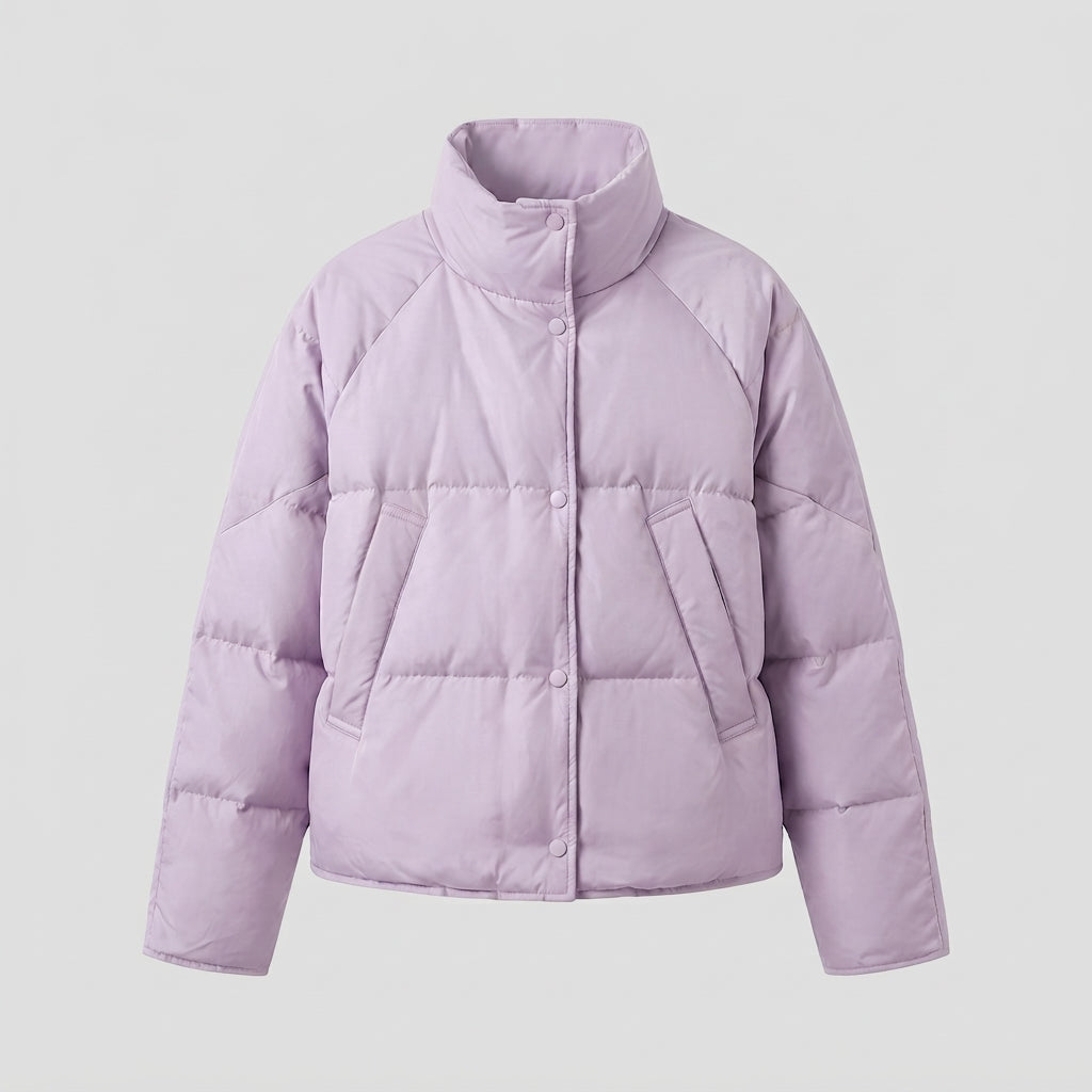 Damen kurze Cloud Pufferjacke im kastigen Schnitt mit quadratischer Steppung, hohem Stehkragen und verdeckter Druckknopfleiste