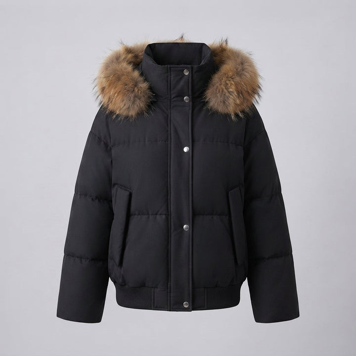 Damen kurze oversized Puffer-Bomberjacke mit abnehmbarem Kunstfellbesatz und verdecktem Reißverschluss.