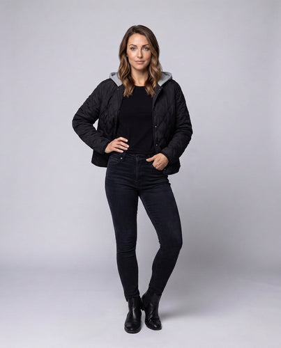 Damen kurze gesteppte Blousonjacke mit feiner Rautensteppung, Kapuzenfutter und wärmender thermischer Polsterung.