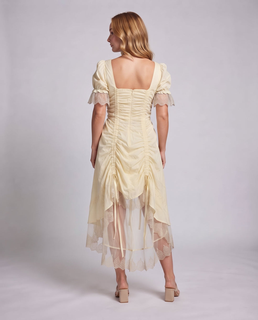 Damenkleid mit Rüschen und Spitzenbesatz Drune