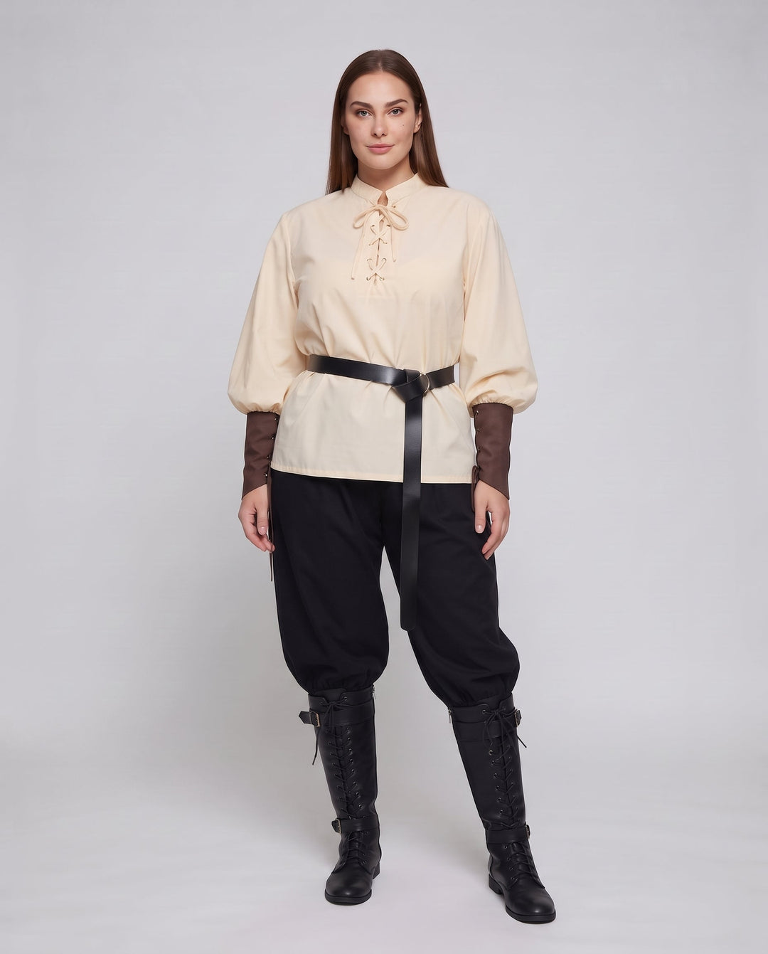 Damenhistorisches Kostümset mit eleganter geflochtener Bluse und weiten Hosen Drune