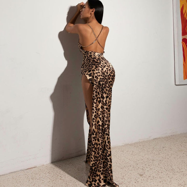 Drune | Abendkleid mit Leopardenmuster, hohem Schlitz und Kettenträgern