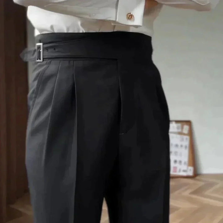 Drune Classic: Stilvolle Hose mit Schnalle