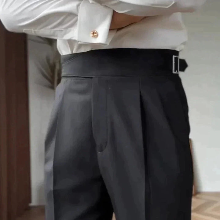 Drune Classic: Stilvolle Hose mit Schnalle