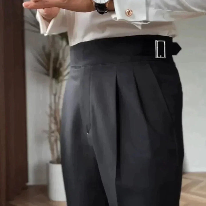 Drune Classic: Stilvolle Hose mit Schnalle