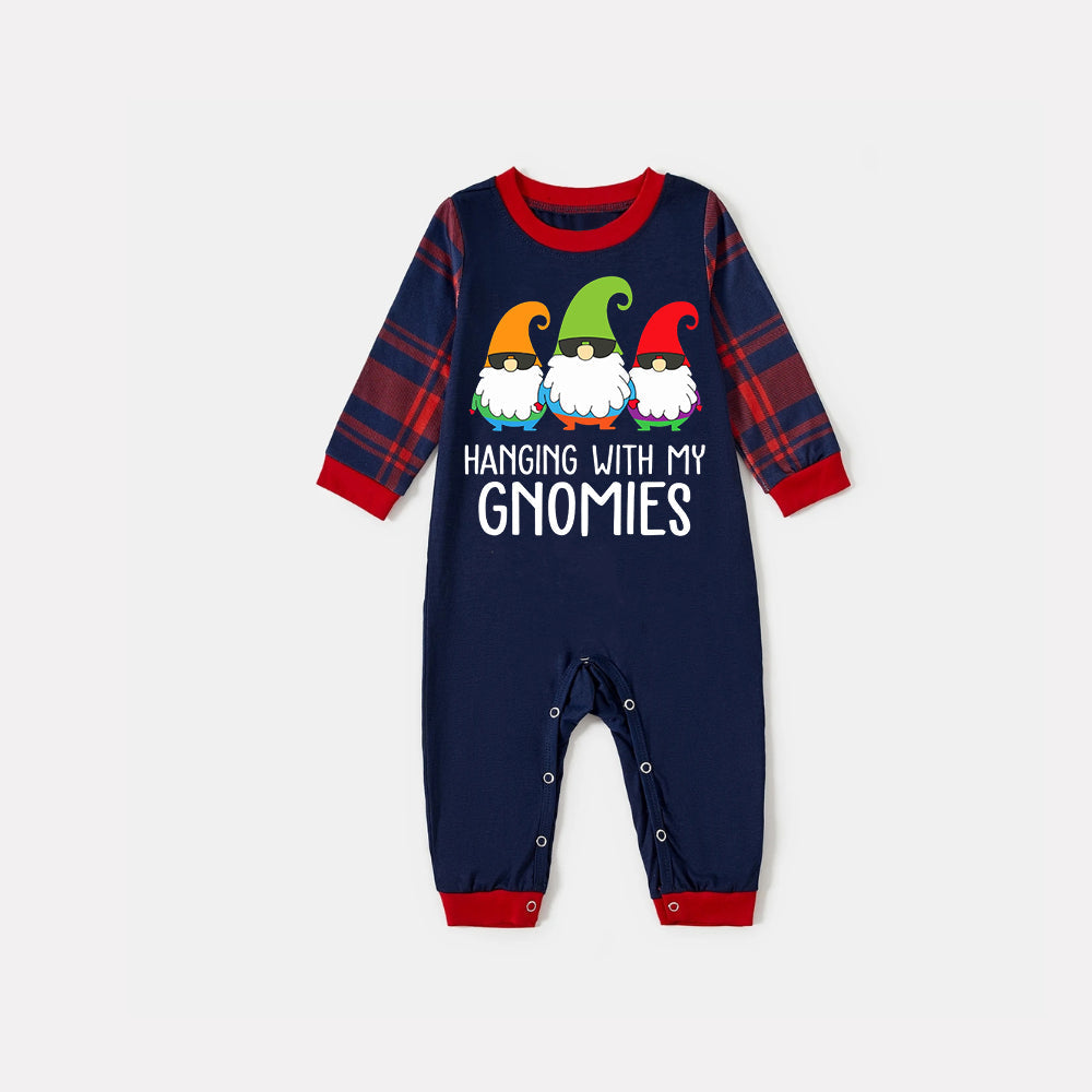 Drune | Drei Weihnachtsmänner "HANGING WITH MY GNOMIES" Monogramm Druck Blau Langarmoberteil mit klassischen roten und blauen karierten Hosen Familie passende Pyjamas
