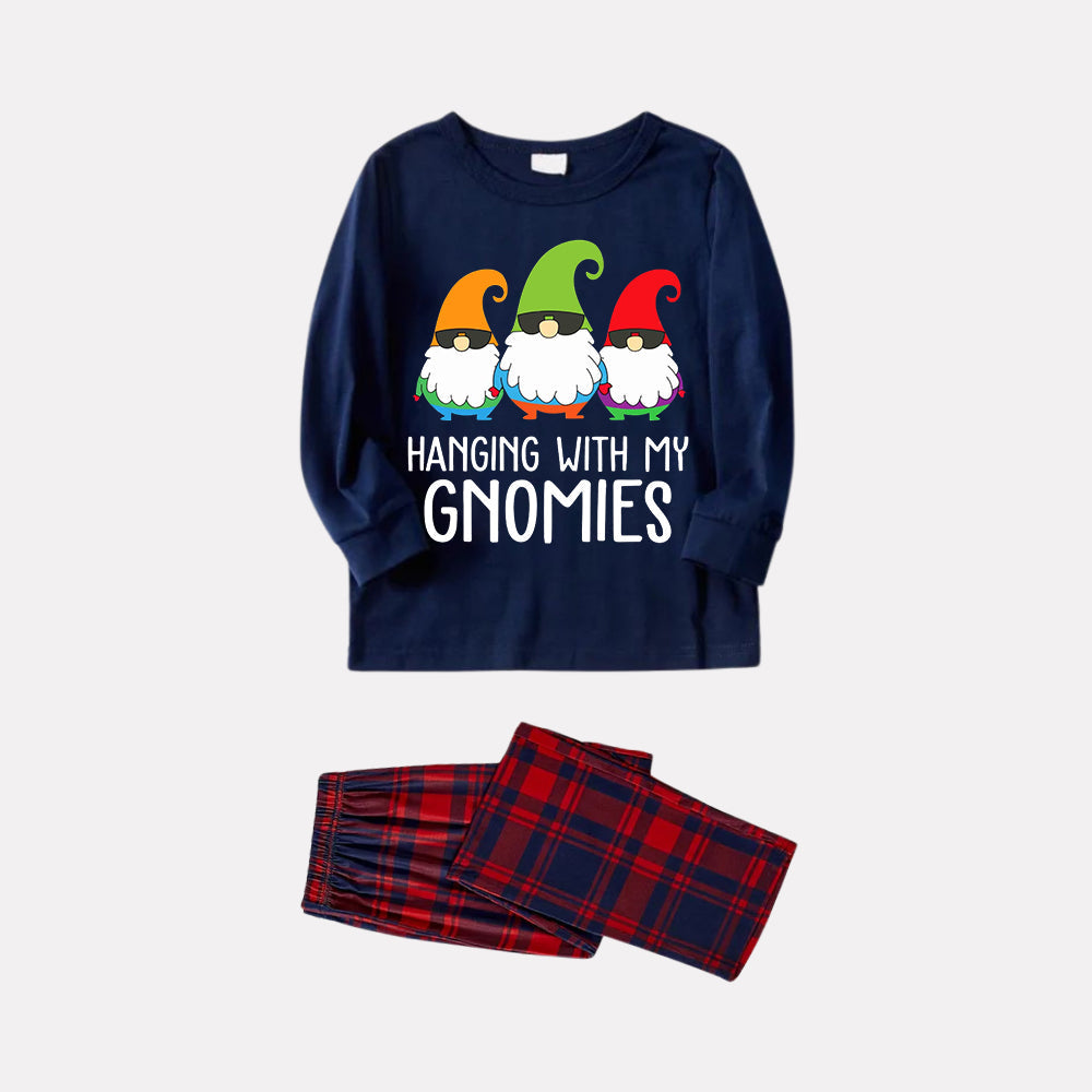 Drune | Drei Weihnachtsmänner "HANGING WITH MY GNOMIES" Monogramm Druck Blau Langarmoberteil mit klassischen roten und blauen karierten Hosen Familie passende Pyjamas
