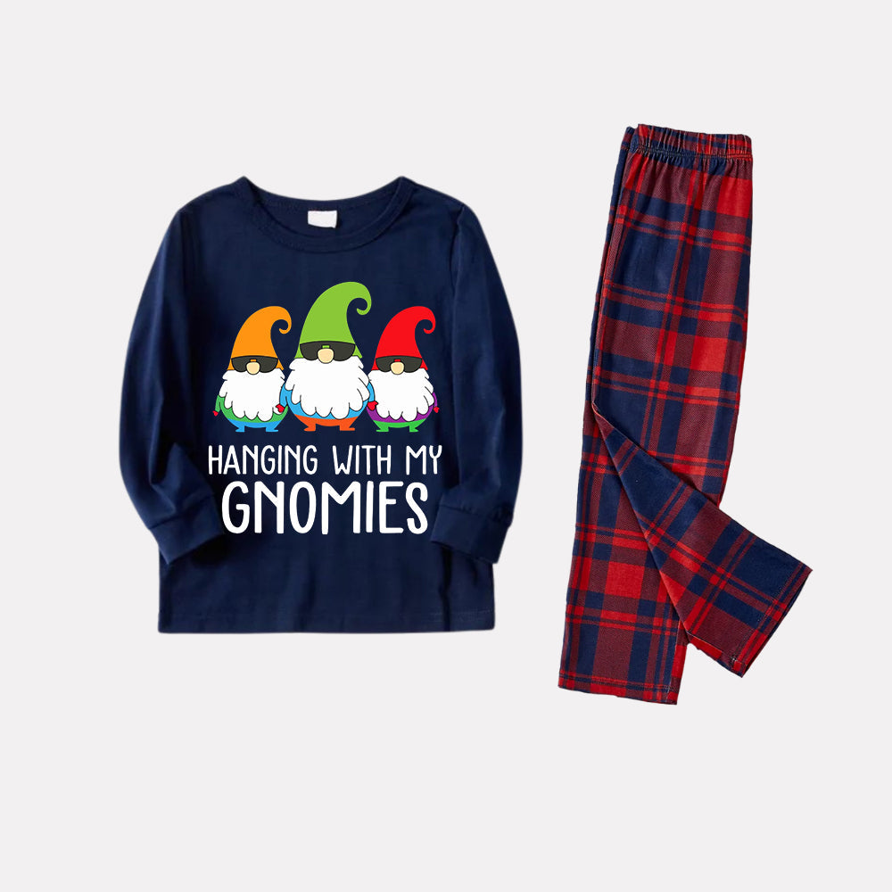 Drune | Drei Weihnachtsmänner "HANGING WITH MY GNOMIES" Monogramm Druck Blau Langarmoberteil mit klassischen roten und blauen karierten Hosen Familie passende Pyjamas