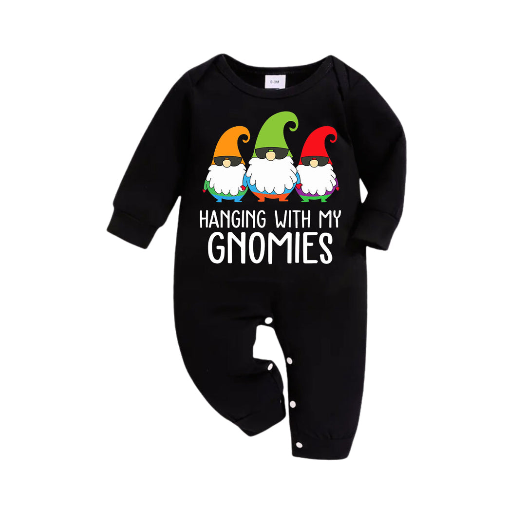 Drune | Three Santas "HANGING WITH MY GNOMIES" Monogram-Druck Schwarz Langärmliges Oberteil mit Vintage Grün und Schwarz Großes Karomuster Familie Passende Pyjamas