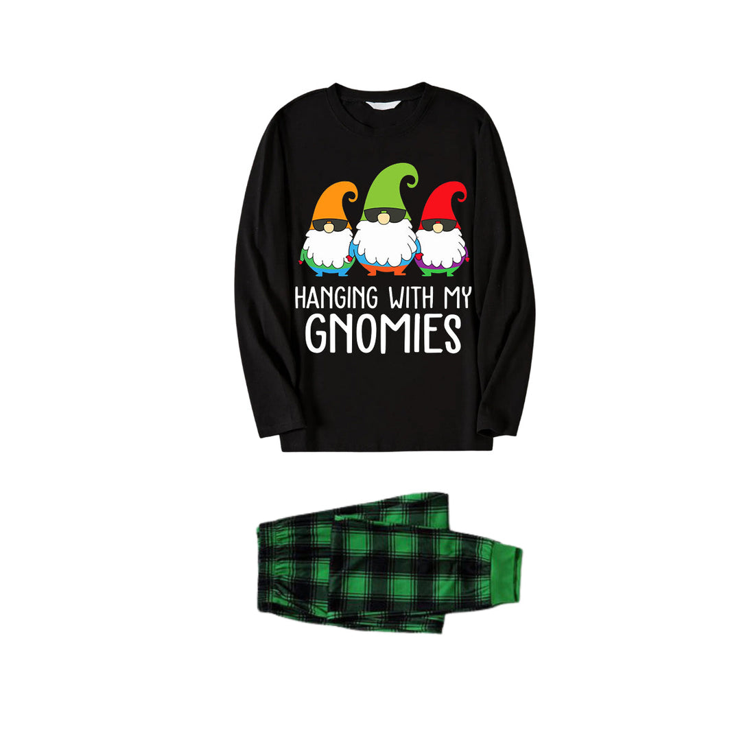 Drune | Three Santas "HANGING WITH MY GNOMIES" Monogram-Druck Schwarz Langärmliges Oberteil mit Vintage Grün und Schwarz Großes Karomuster Familie Passende Pyjamas