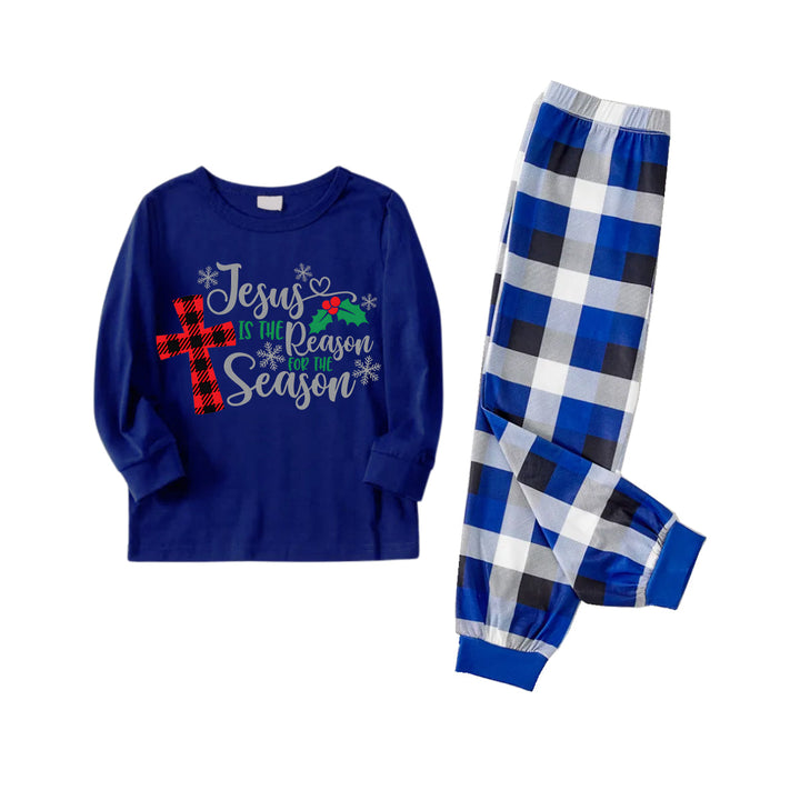 Drune | Weihnachten "Jesus ist der Grund für die Saison" Buchstaben Druck gemusterte blaue Langarmshirts mit blau-weiß-schwarzen karierten Hosen Familien passende Pyjamas