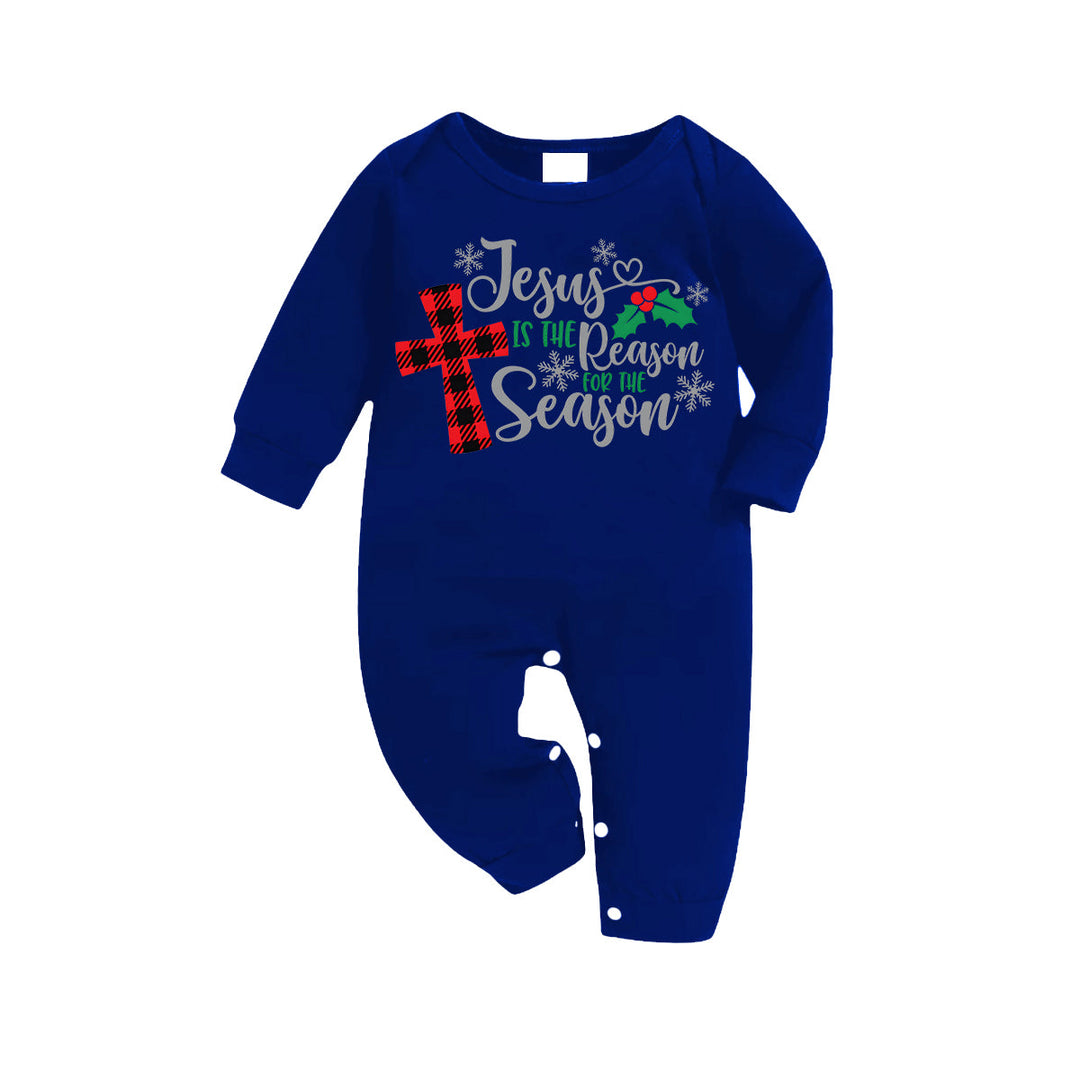 Drune | Weihnachten "Jesus ist der Grund für die Saison" Buchstaben Druck gemusterte blaue Langarmshirts mit blau-weiß-schwarzen karierten Hosen Familien passende Pyjamas