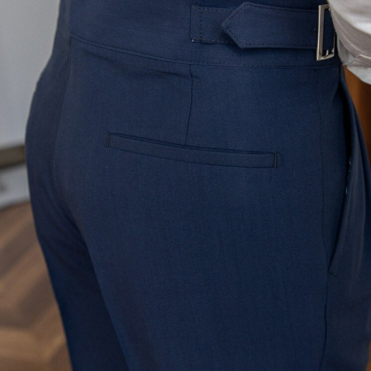 Drune Classic: Stilvolle Hose mit Schnalle