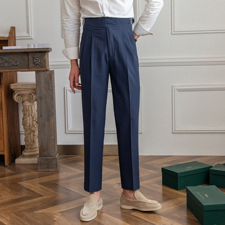 Drune Classic: Stilvolle Hose mit Schnalle