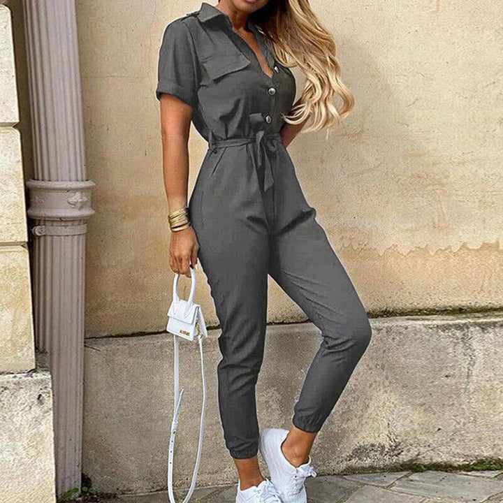 Drune | Jumpsuit mit Frisur Upgrade deine Sommergarderobe mit unserem stylischen Jumpsuit mit Frisur