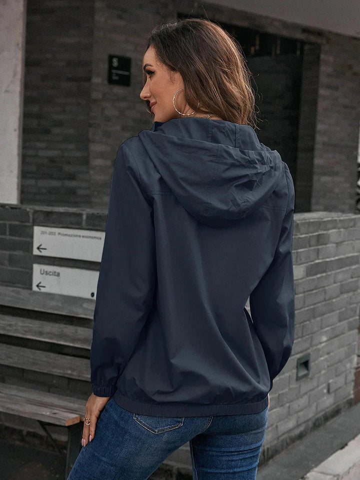 Drune | Damen Leichte Regenjacke mit Kapuze und lässigem Schnitt