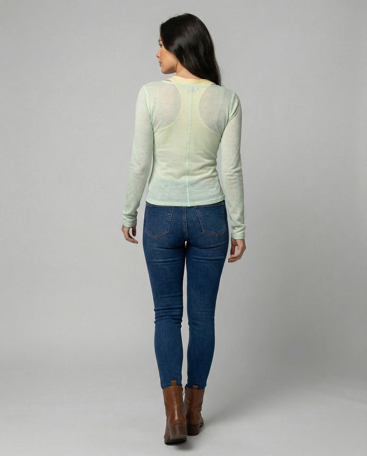 Leichtes Damen Langarm T-Shirt mit V-Ausschnitt und integrierten Cups
