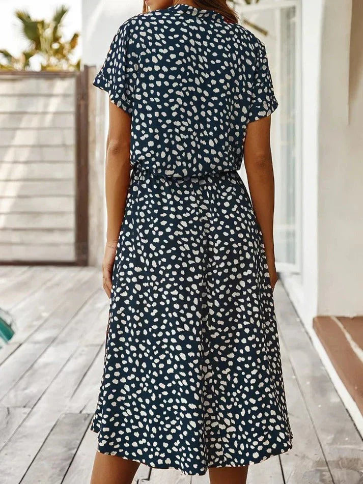 Drune - Elegantes kurzärmliges Hemdblusenkleid mit Polka Dots und Kordelzug in der Taille