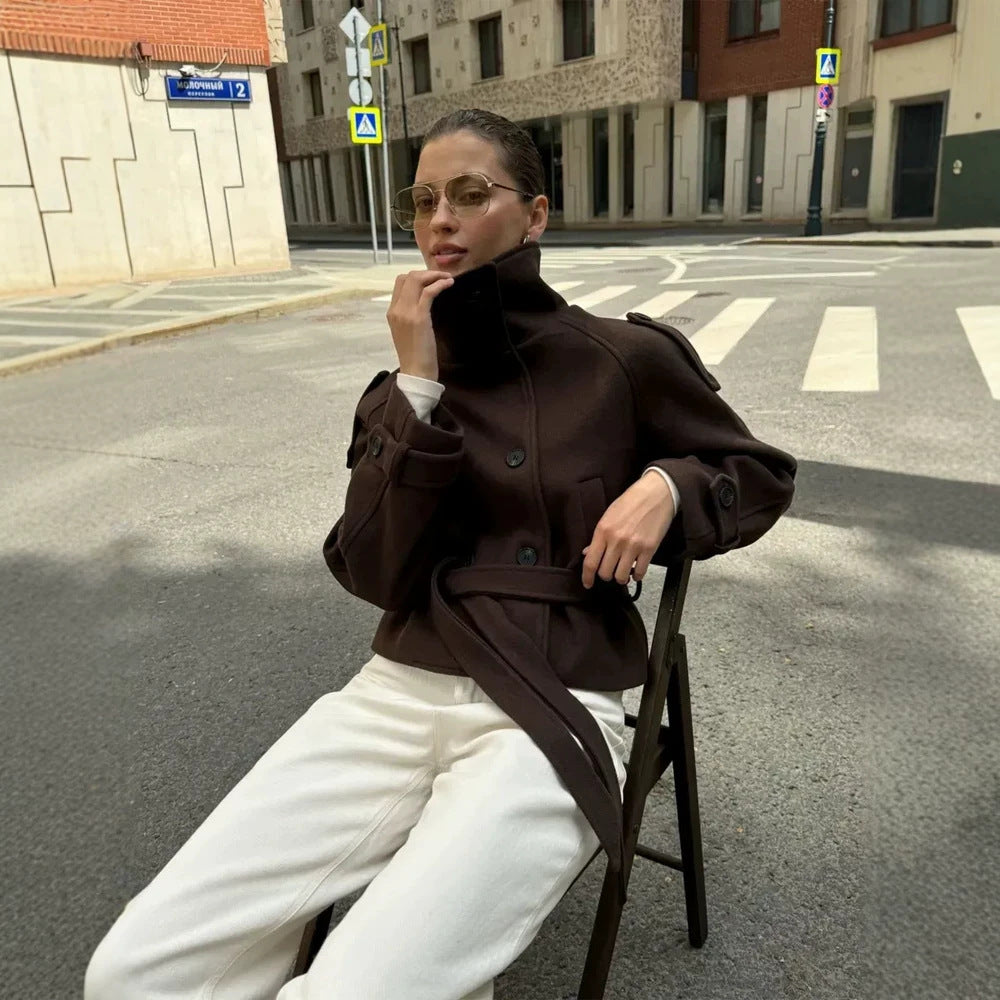 Damen Kurz geschnittene Wollmix-Jacke mit hohem Stehkragen und Taillengürtel Drune