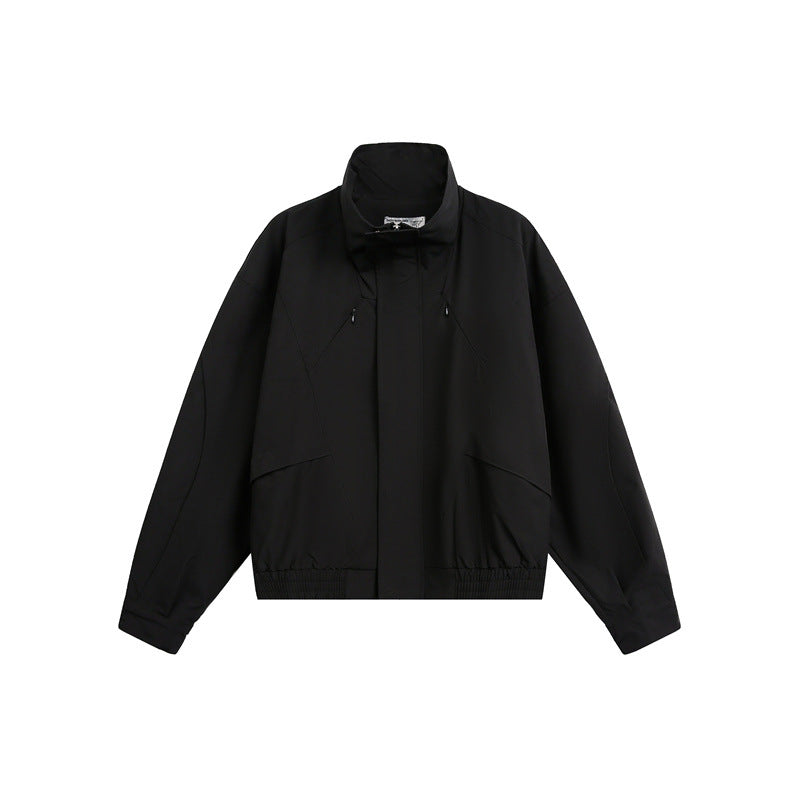 Unisex Kurzblouson im minimalistischen Tech‑Stoff mit Funnelkragen und verdeckter Frontblende Drune