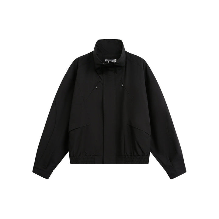 Unisex Kurzblouson im minimalistischen Tech‑Stoff mit Funnelkragen und verdeckter Frontblende Drune