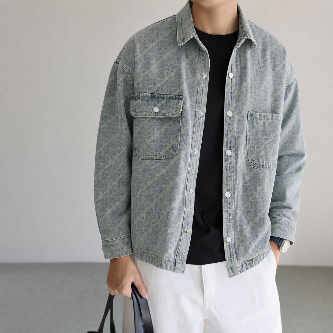 Herren Oversize Jeansjacke mit Allover‑Monogramm, Druckknopf‑Verschluss und aufgesetzten Brusttaschen Drune