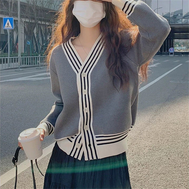 Damen stylische Strickjacke mit breitem V-Ausschnitt und kontrastierenden Knopfdetails Drune