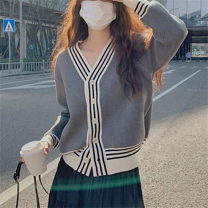 Damen stylische Strickjacke mit breitem V-Ausschnitt und kontrastierenden Knopfdetails Drune