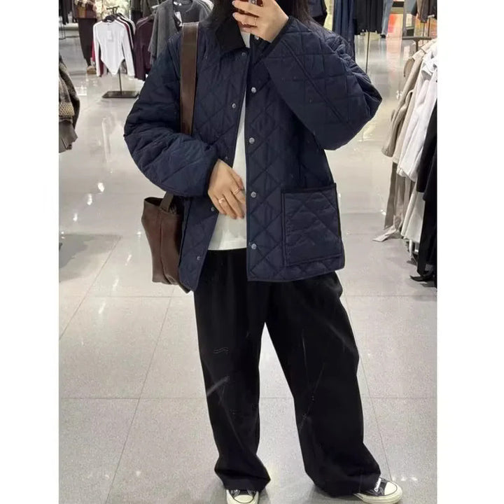 Damen nan kastige gesteppte Feldjacke im Quilt‑Look mit Cordkragen und großen Klapptaschen Drune