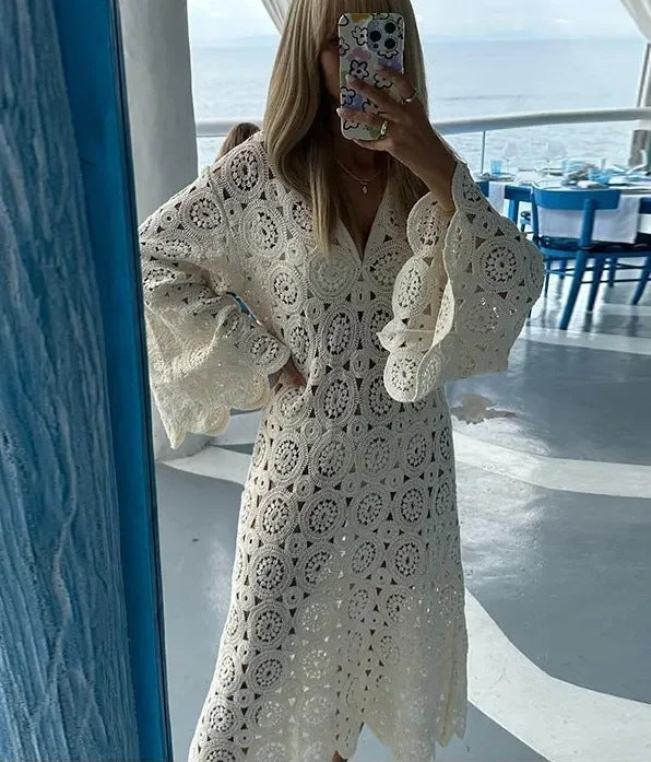 Damen 50+ gehäkeltes Maxikleid‑Kaftan mit V‑Ausschnitt, Trompetenärmeln und floraler Lochspitze Drune