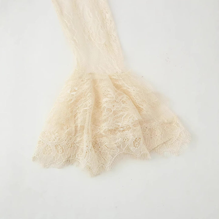 Damen Elegantes Slipkleid mit Spitzen-Overlay, Stehkragen und Volantärmeln Drune