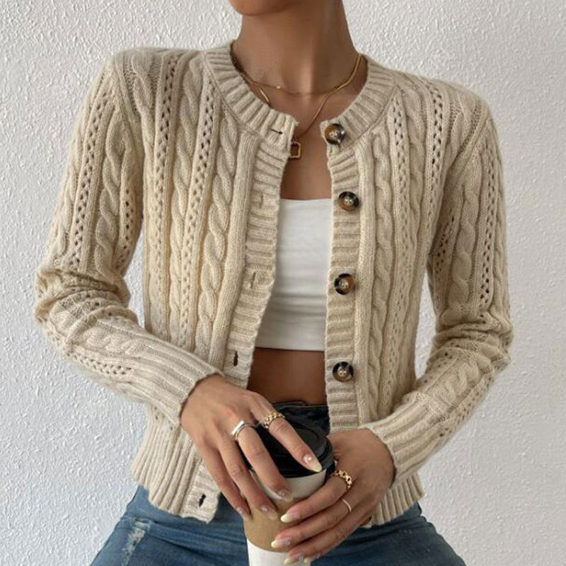 Damen Strickjacke mit hochwertigem Zopfmuster und glänzenden Knöpfen Drune