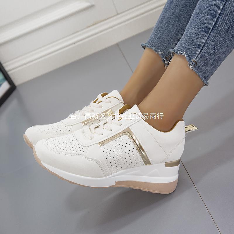 Damen Keil-Sneaker mit perforiertem Obermaterial, gepolstertem Fußbett und dezentem Metallic-Detail Drune