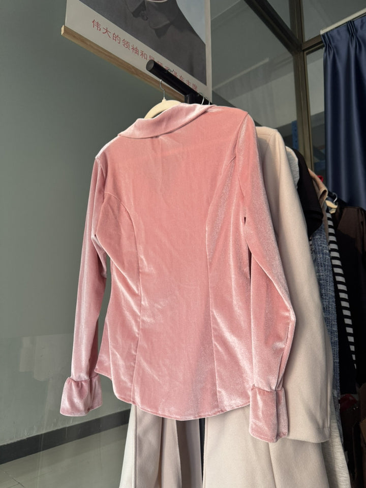 Damen Samt-Bluse mit tailliertem Schnitt, Reverskragen und Volantärmeln Drune