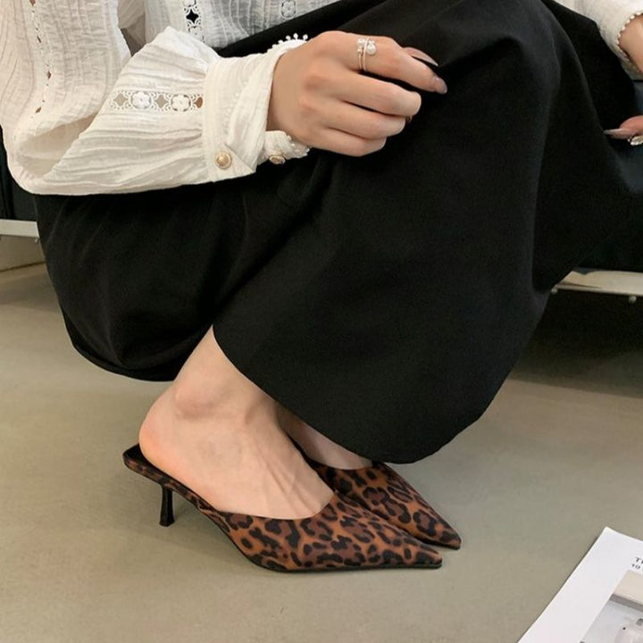 Damen Spitz zulaufende Mule mit Leopardenprint und niedrigem Kitten-Absatz Drune
