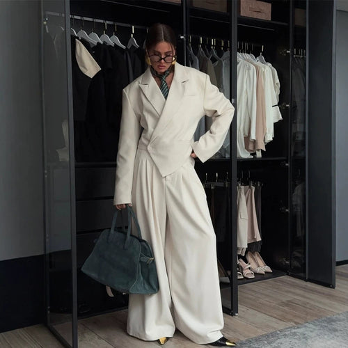Damen Oversized-Blazer-Set mit tailliertem Schößchen und Plissee-Midirock Drune