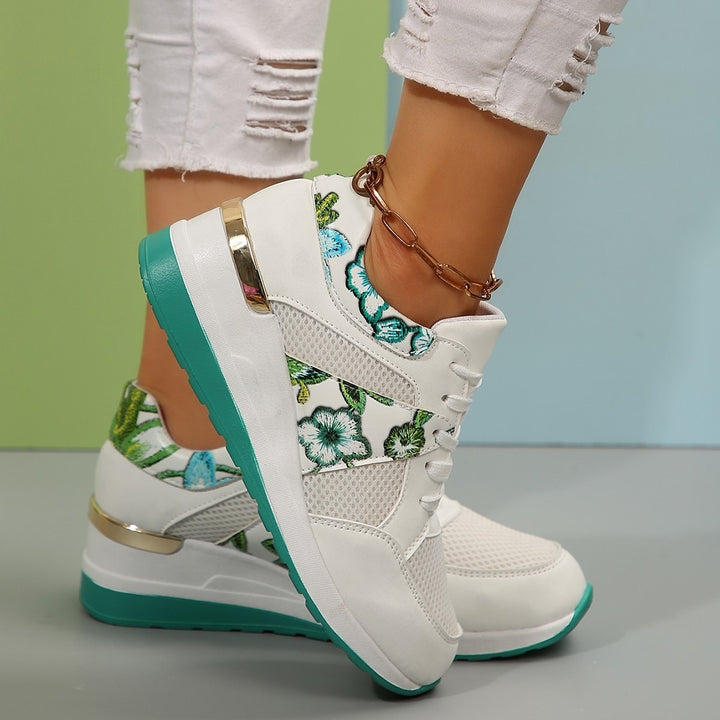 Damen Keil-Sneaker mit floraler Stickerei, Mesh-Einsätzen und Metallapplikation Drune
