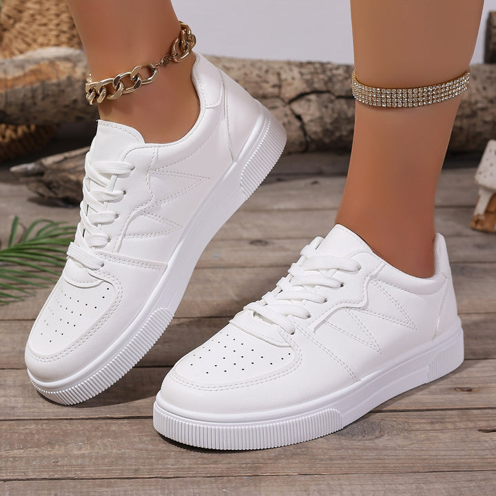 Damen Niedrige Sneaker aus Lederimitat mit perforierter Zehenkappe, gepolstertem Einstieg und profilierter Plateausohle Drune