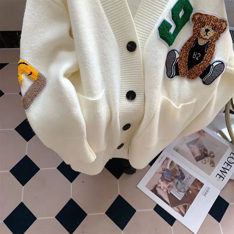 Damen oversized Strickjacke mit Bärenapplikationen und breiten Taschen Drune