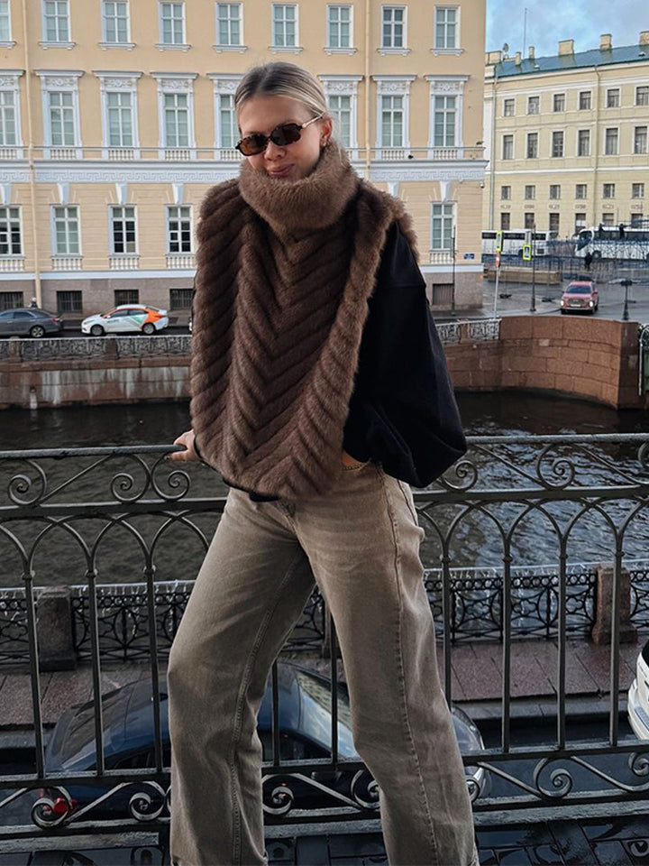 Damen Gefüttertes Pelzponcho mit hohem Rollkragen & Chevron-Struktur Drune