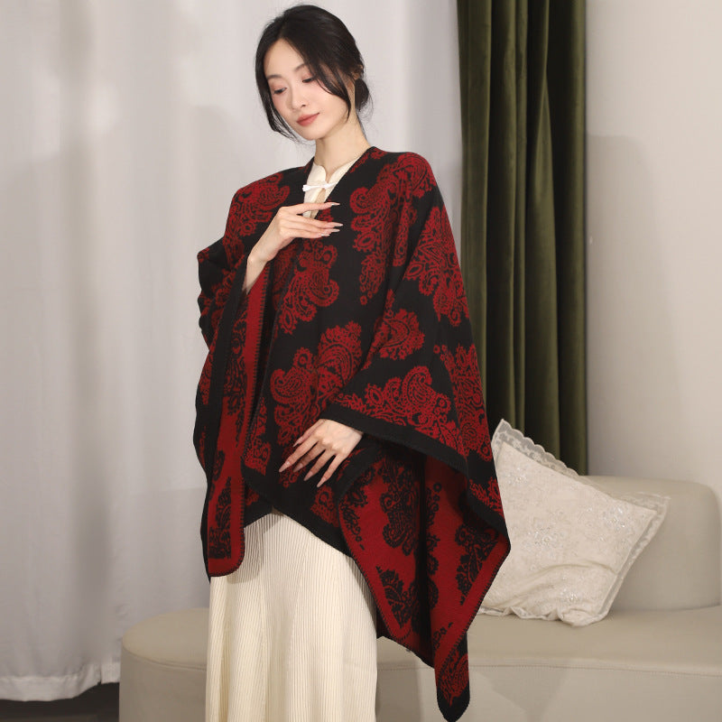 Damen Wollmix-Capeponcho mit beidseitigem Jacquard‑Paisley und kontrastierter Rollkante Drune