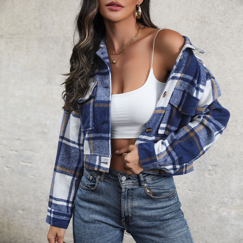 Damen Kurz geschnittene karierte Overshirt‑Jacke mit Brustklappen und Holzknöpfen Drune