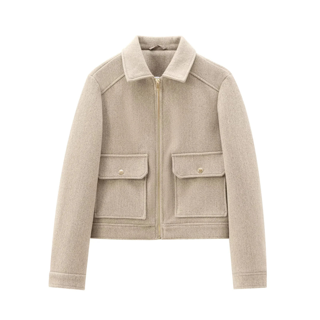 Damen 40+ kurze Woll‑Blousonjacke mit goldfarbenem Reißverschluss und aufgesetzten Pattentaschen Drune