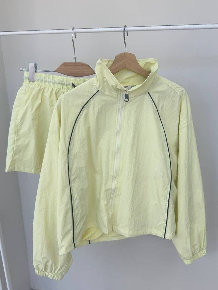 Damen gekürztes Windjacke-Set mit Stehkragen, kontrastierender Paspelierung und elastischer kurzer Freizeit-Hose Drune
