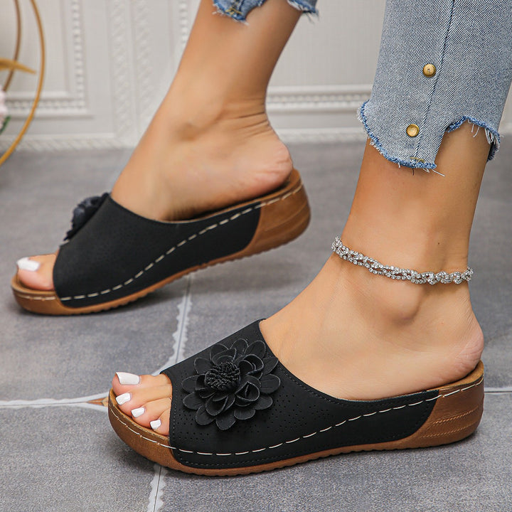 Damen Gepolsterte Peeptoe-Mule mit Blumenapplikation und ergonomischer Keilsohle Drune