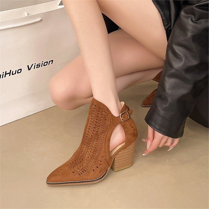 Damen Wildleder‑Ankleboots mit Laserperforation, spitzer Zehenform und verstellbarem Fersenriemen Drune
