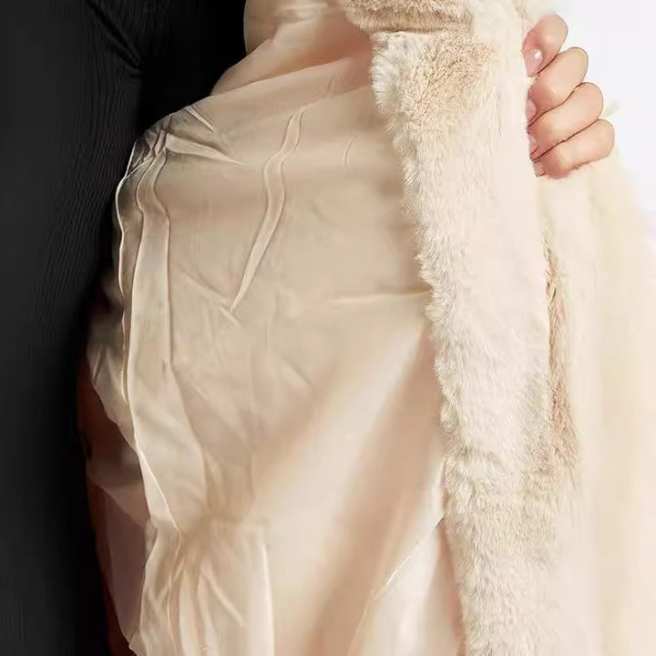 Damen Midilanger Kunstpelzmantel mit Kapuze, Teddy-Finish und verdeckter Knopfleiste Drune