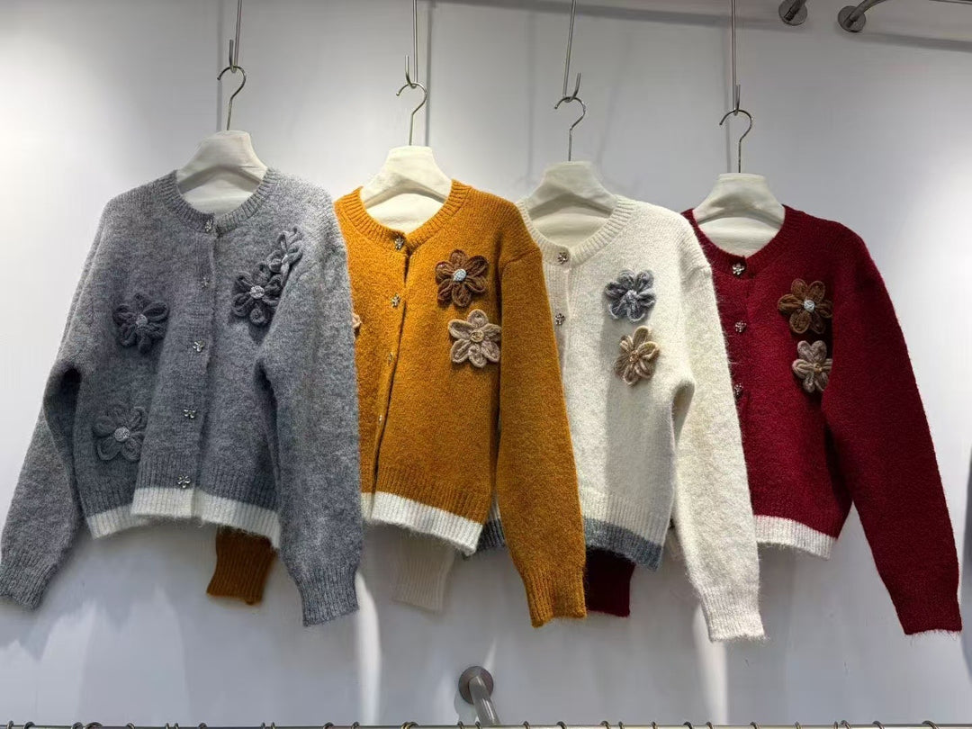 Damen Kuschelige Strickjacke mit floralen Applikationen Drune